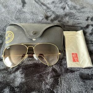 Mint condition aviator Ray Bans!